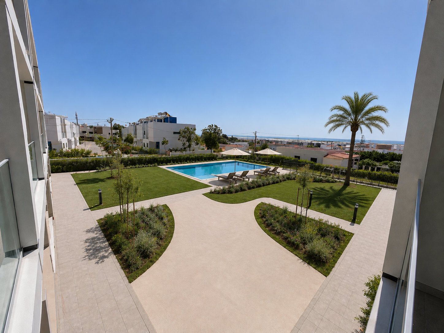 Vue sur la piscine, le jardin et la Ria Formosa